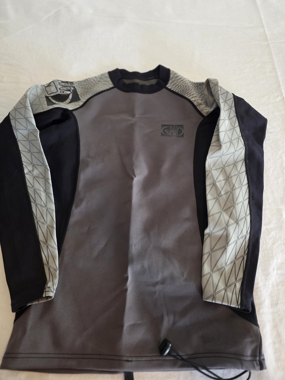 Body Glove Men's Gray & Black Long-Sleeve Rash Guard. Large